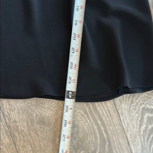 Elegant Black Sleeveless Top - Picture 3 of 6